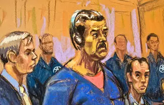 Están sentados junto a su defensa y llevan unos auriculares para escuchar la traducción de lo que se discute durante la vista