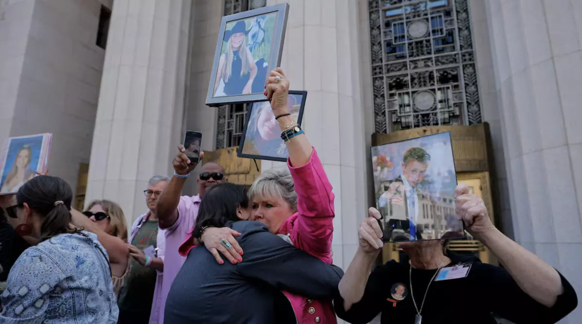 En una sentencia pionera, un jurado afirma que la plataforma de vídeo y la matriz de Facebook e Instagram dañaron a los niños con su diseño adictivo 