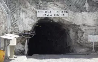 Autoridades realizan labores de búsqueda en el sitio para encontrar a los mineros con vida.