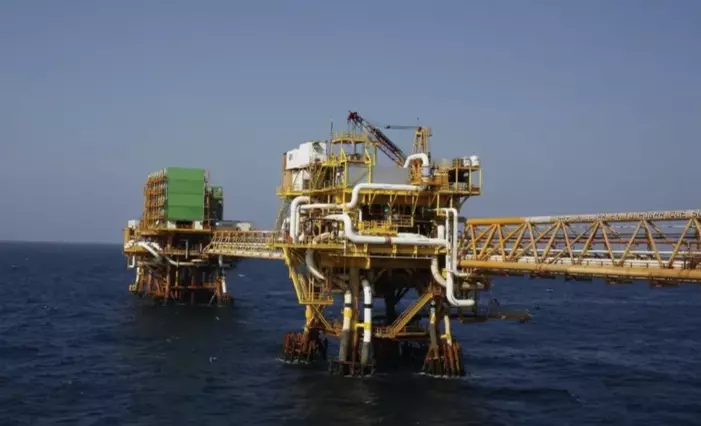 Presión externa con el peso y acciones, petróleo al alza y señales de “miedo extremo” en Wall Street.