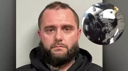 El Departamento Correccional de Wisconsin informó que el agente fue suspendido temporalmente de sus funciones