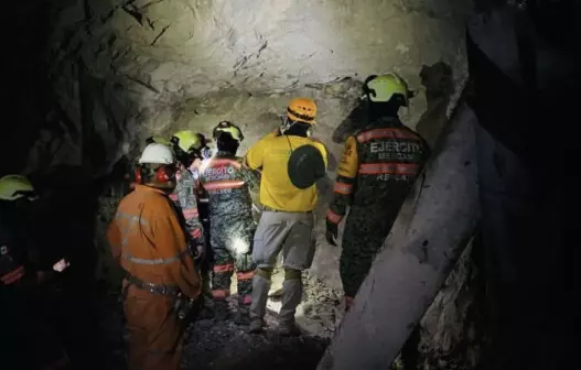 Brigadas trabajan día y noche en el rescate de cuatro mineros atrapados tras derrumbe en la mina Santa Fe, Rosario, Sinaloa; autoridades inyectan ox�