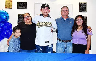 Gracias a su calidad con el brazo y el madero, el monclovense de 16 años fue firmado por el equipo de casa