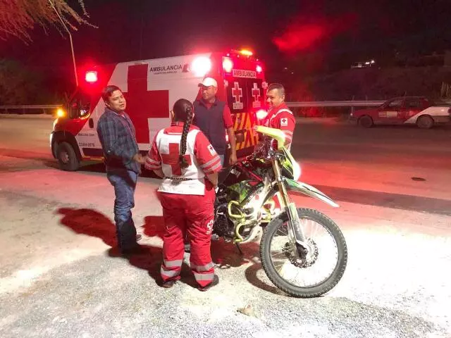 Ante la maniobra inesperada, el motociclista no logró esquivar el vehículo y terminó impactándose contra él