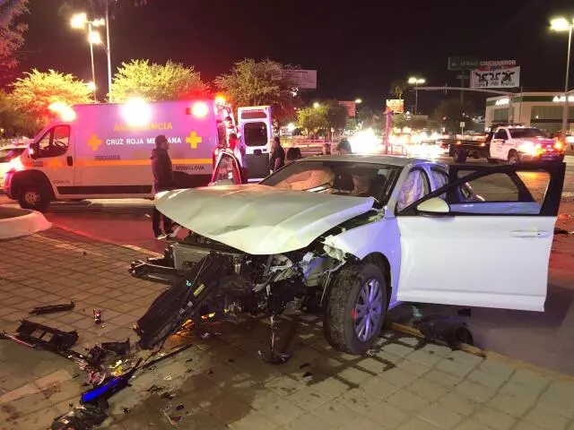 Tras el fuerte choque, el vehículo Volkswagen terminó proyectado hasta quedar encima de la banqueta