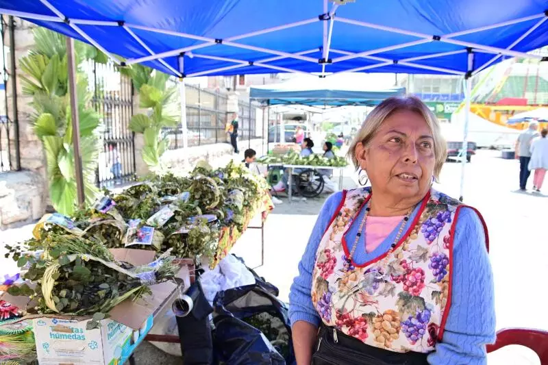 De acuerdo con los afectados, esta acción obligó a los feligreses a ingresar por otro punto, donde señalan se instalaron mesas de venta vinculadas 