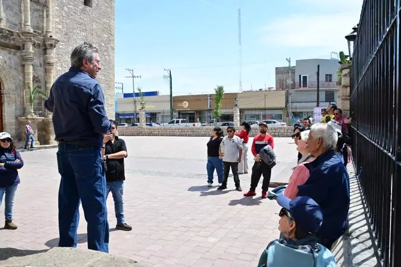 La visita fue guiada por el historiador local Jesús Guajardo, quien ofreció una explicación detallada sobre los acontecimientos históricos más im