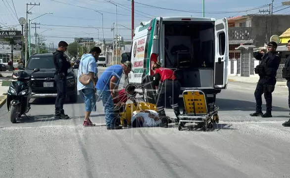 Paramédicos de la ambulancia de Protección Civil acudieron al lugar para brindarle atención prehospitalaria.