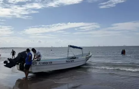 Ante inicio de Semana Santa, pescadores de Veracruz acusaron abandono tras derrame y exigieron la presencia de la Gobernadora Rocío Nahle.