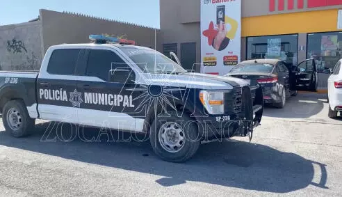 De acuerdo con información preliminar, el joven fue sorprendido al interior del establecimiento cuando intentaba llevarse algunos artículos sin pagar.