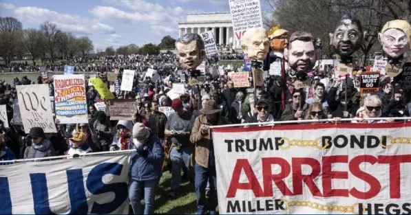 Miles protestan en EU contra el presidente Donald Trump