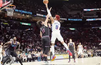 Tyler Herro anotó 30 puntos, Bam Adebayo terminó con 23 unidades y 16 rebotes, y el Heat de Miami aprovechó una racha de 14-0 en los instantes finales para remontar y superar 119-109 a los 76ers de Filadelfia.
