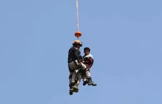 El senderista no podía avanzar ni descender por sus propios medios, por lo que se implementó un operativo de Protección Civil para rescatarlo.