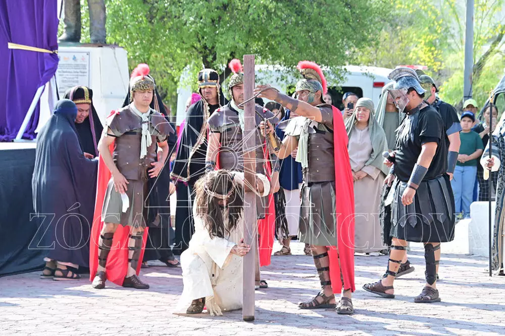 Con la participación de 150 actores y 20 cantantes, Monclova vivió este Viernes Santo, el Viacrucis.