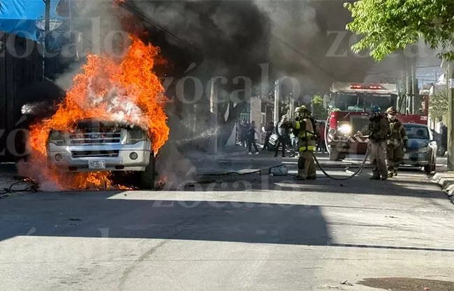 Incendio por falla eléctrica y cables de alta tensión consume dos camionetas en la Chapultepec; hay un lesionado