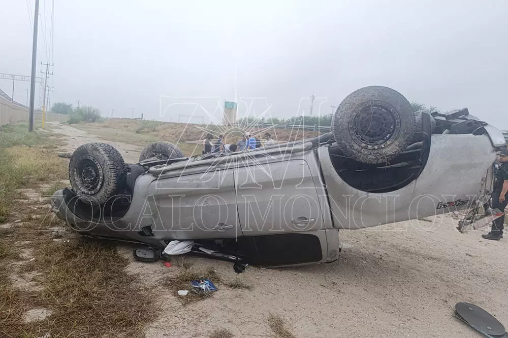 Vuelca familia de Monclova frente a la UTNC en la carretera 57 en Nava