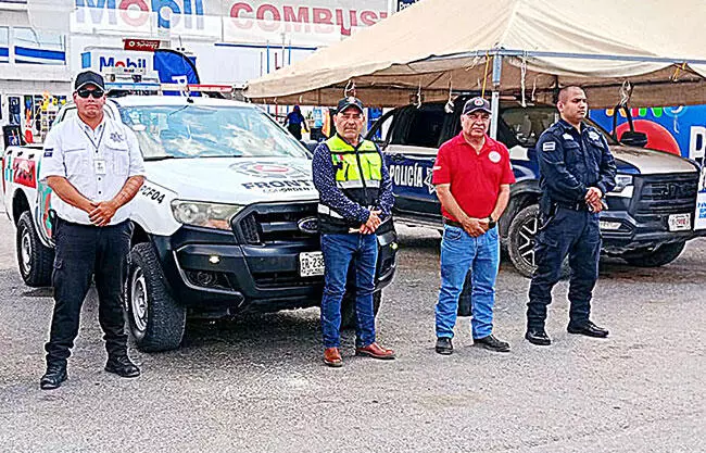 Orientan a turistas en centro de atención