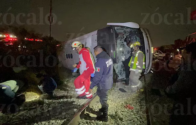 Suman dos muertos por fatal accidente entre transporte de personal de GM y tren en Saltillo