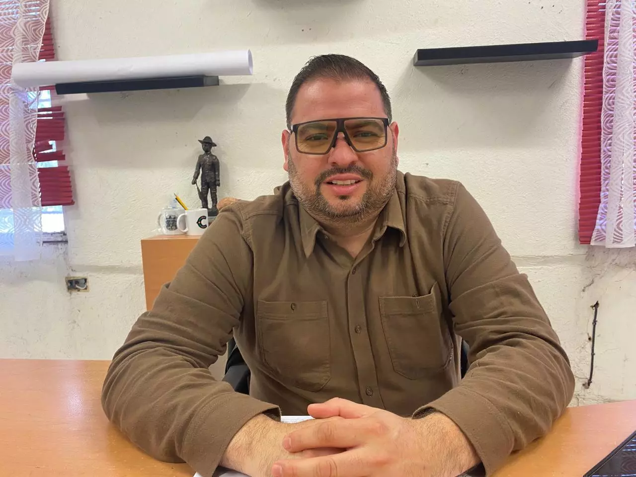 Mencionó que, tras el incidente, personal de la escuela activó los protocolos correspondientes, solicitando el apoyo de una ambulancia y notificando