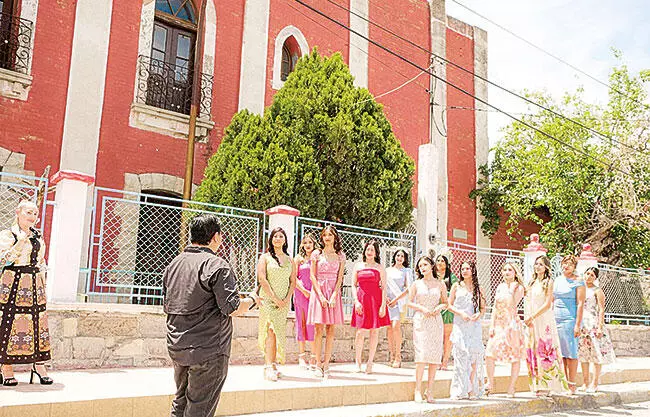 Visitan candidatas a reina sitios históricos