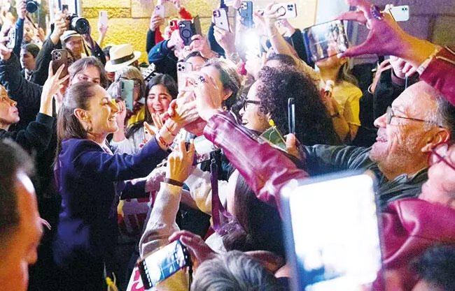 La Presidenta Claudia Sheinbaum concluyó su gira por Barcelona, España, que estuvo marcada por el respaldo de la comunidad mexicana que, desde su ll