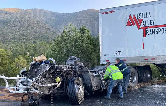 Choque frontal entre dos tráileres en la 57 deja dos lesionados y cierre vial por horas