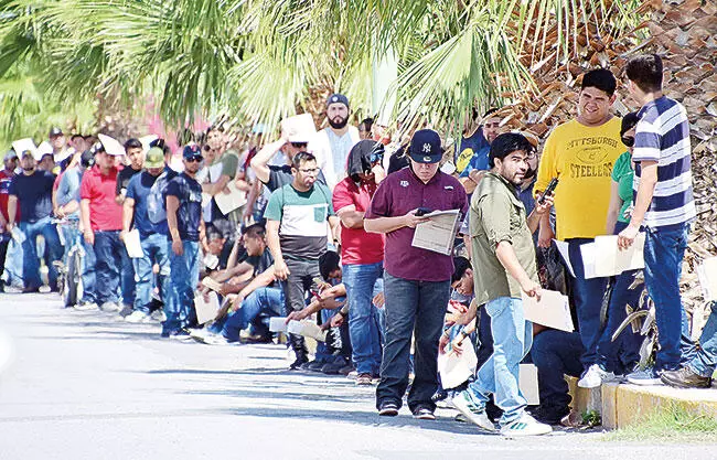 La cantidad de buscadores de empleo que se presentó en las oficinas del SNE rebasó con creces el número de lugares