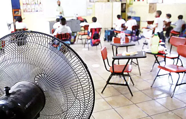 Decenas de habitantes del oriente de Monclova tienen 48 horas sin luz; piden a planteles no usar aire acondicionado