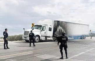 Un fuerte incendio en un tráiler cargado con fertilizante generó alarma la tarde del martes sobre la carretera federal 30.