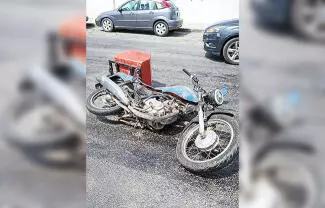 Debido a la grasa regada en la vía pública, un motociclista sufrió una aparatosa caída la mañana del miércoles en calles de la Zona Centro.