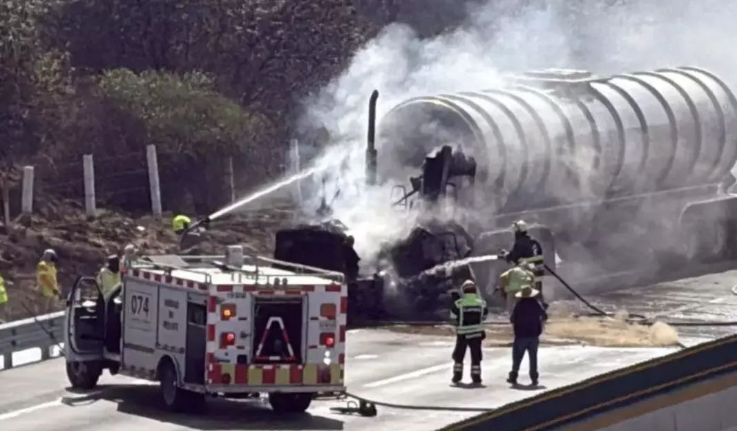 El conductor de la pipa perdió el control de la unidad sobre una curva en la que derrapó y la pipa dio varias vueltas.