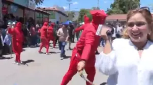 Las imágenes muestran con la reportera se encontraba a punto de entrar al aire cuando uno de los llamados 