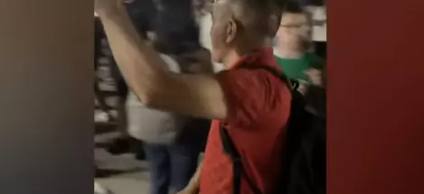 El ingenio regio cruzó fronteras: Un vendedor local se robó el show afuera del Estadio Monterrey al vender aguas en árabe a la afición de Irak.