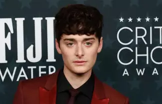 Noah Schnapp publicó en sus historias de Instagram una fotografía junto a un hombre en un momento visiblemente romántico.