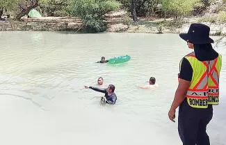 Víctima tenía 28 años de edad, vivía en El Carmen, Nuevo León y paseaba con su esposa