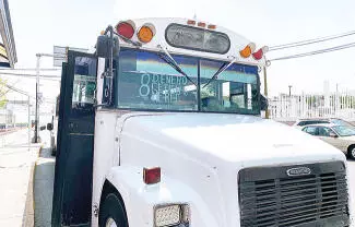 Un hombre de aproximadamente 40 años, comenzó a sentirse mal mientras viajaba a bordo de un camión de transporte público de la ruta 8 de Enero.