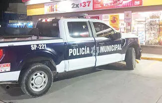 Durante la madrugada, un sujeto fue arrestado por las autoridades tras ser señalado por el robo de mercancía en una tienda de conveniencia.