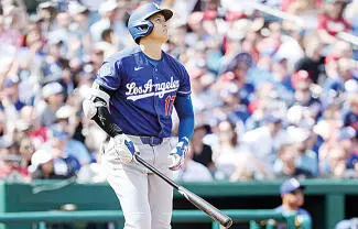 Shohei Ohtani conectó un jonrón de tres carreras en la tercera entrada, y Kyle Tucker, Mookie Betts y Freddie Freeman también la desaparecieron para que Los Ángeles Dodgers vapulearan el viernes 13-6 a los Washington Nationals.