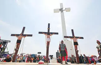 Feligreses católicos recorren las calles con fe, recogimiento y tradición
