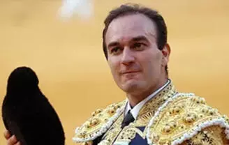 El toro estaba siendo curado y reaccionó de forma repentina contra Ortiz, quien realizaba labores de manejo en los corrales.