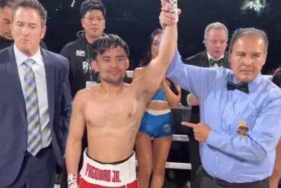 Emmanuel Pacquiao Jr. consiguió su primer triunfo como profesional al noquear a Darrick Gates en California, bajo la mirada de su padre Manny Pacquiao