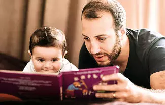 Es importante que los padres de familia poco a poco vayan creando el hábito de la lectura en sus hijos, pues así pueden ampliar su mente