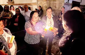 La Vigilia Pascual representa el paso de la oscuridad a la luz mediante el fuego nuevo, simbolizando la resurrección de Jesucristo