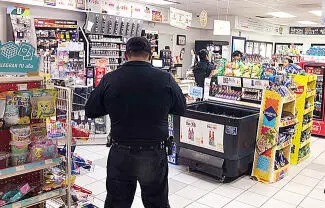 El sujeto, con arma blanca, perpetró un asalto en una tienda de conveniencia en la colonia Tecnológico