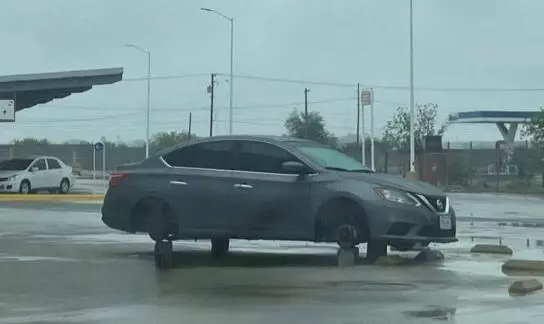 En un inicio trascendió la versión de que las llantas habían sido robadas, sin embargo, se confirmó posteriormente que no hubo sustracción alguna