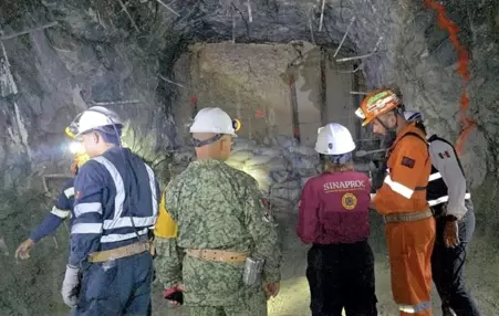 Familias de los mineros reciben información constante sobre avances del rescate.