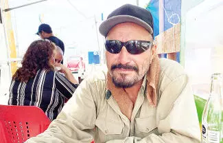 Deportado, sin dinero, pero con la firme voluntad de volver a su casa, un hombre vaga en Monclova buscando una moneda para juntar lo del camión