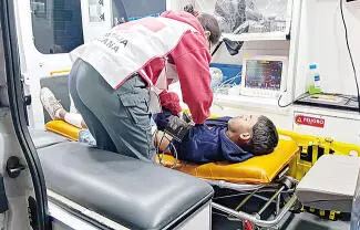 Con lesiones de consideración resultó un joven motociclista luego de sufrir un aparatoso accidente vial durante la madrugada del domingo.