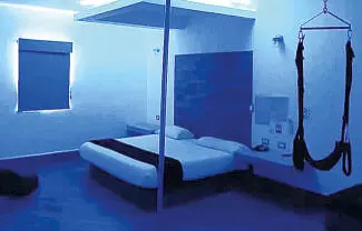 Una mujer fue localizada inconsciente al interior de una habitación de un motel ubicado en el cruce de la avenida Montessori y calle Pinos.