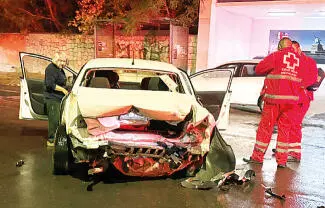 Mujer queda lesionada en el accidente; fue atendida por paramédicos de la Cruz Roja